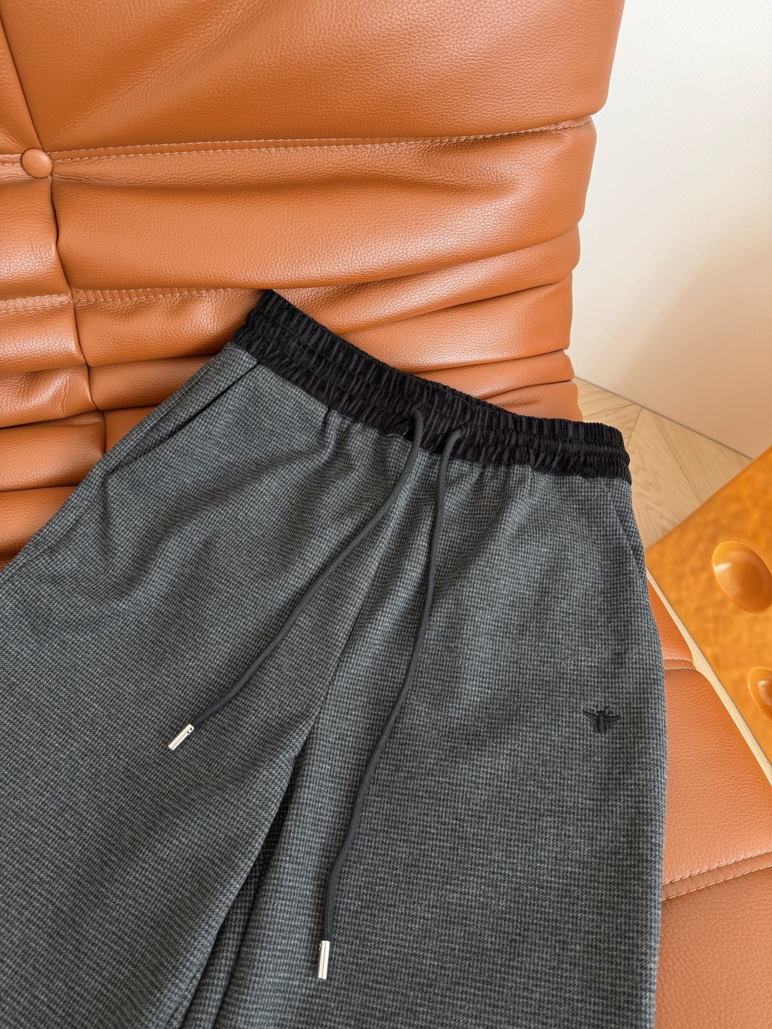 百搭系列 25秋冬 小蜜蜂刺绣装饰深灰色休闲裤 面料是细千鸟格纹路 是比较厚实的秋冬质感 自带复古的时髦