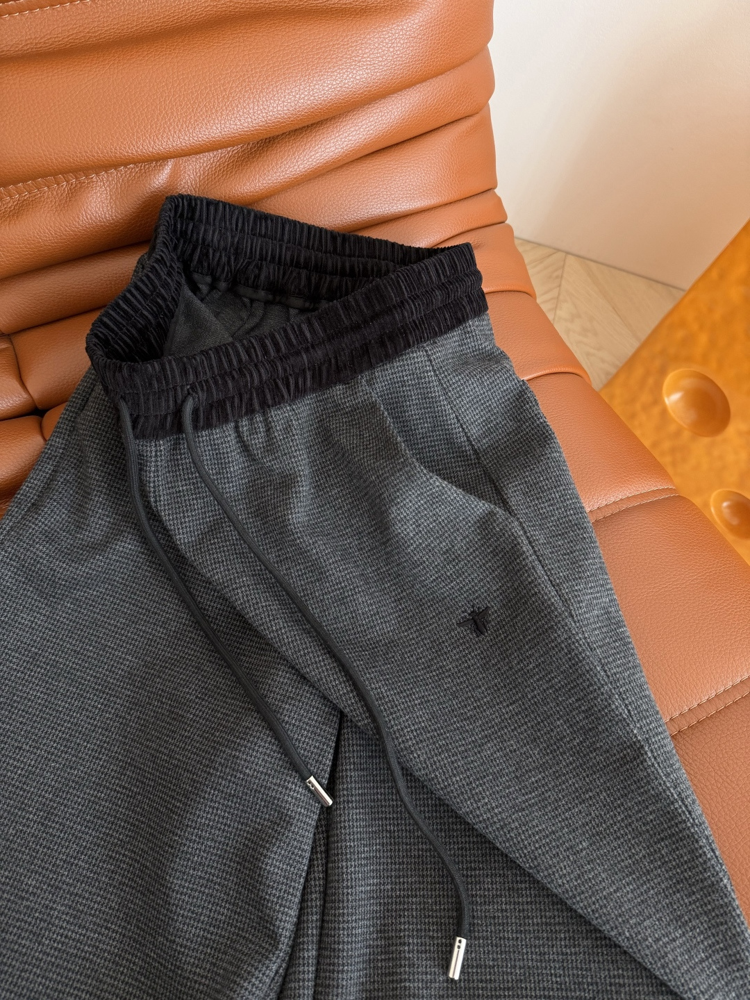 百搭系列 25秋冬 小蜜蜂刺绣装饰深灰色休闲裤 面料是细千鸟格纹路 是比较厚实的秋冬质感 自带复古的时髦