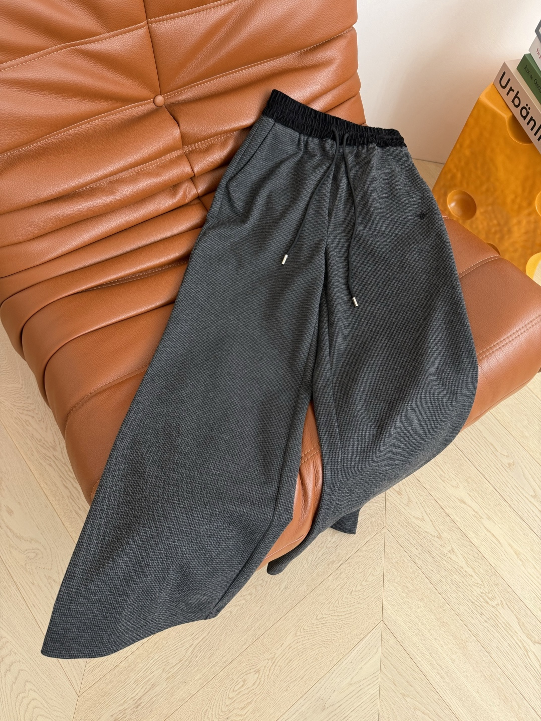 百搭系列 25秋冬 小蜜蜂刺绣装饰深灰色休闲裤 面料是细千鸟格纹路 是比较厚实的秋冬质感 自带复古的时髦