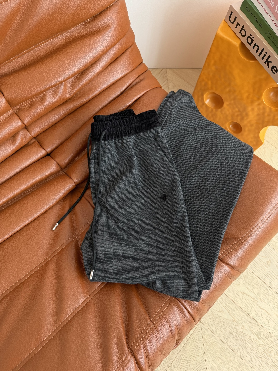 百搭系列 25秋冬 小蜜蜂刺绣装饰深灰色休闲裤 面料是细千鸟格纹路 是比较厚实的秋冬质感 自带复古的时髦