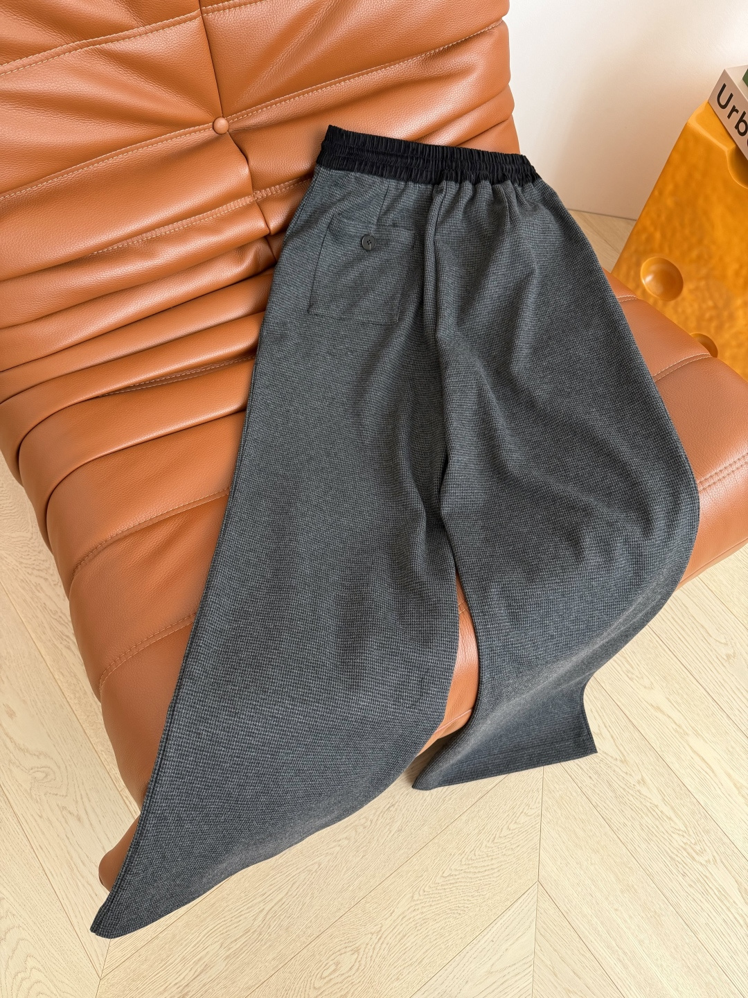 百搭系列 25秋冬 小蜜蜂刺绣装饰深灰色休闲裤 面料是细千鸟格纹路 是比较厚实的秋冬质感 自带复古的时髦