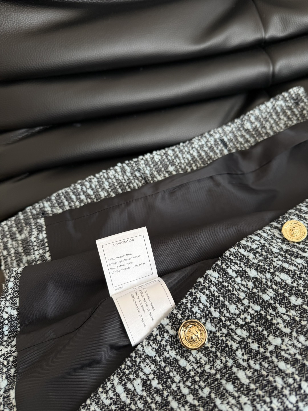 高级感在线 25秋冬 狮子头小金扣装饰牛仔外套 面料是独家定制的牛仔提花面料 看起来有点像粗呢 实际上是