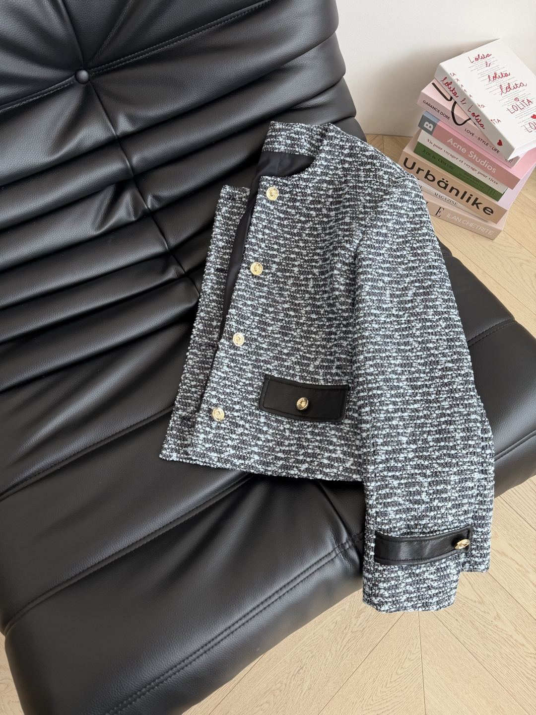 高级感在线 25秋冬 狮子头小金扣装饰牛仔外套 面料是独家定制的牛仔提花面料 看起来有点像粗呢 实际上是