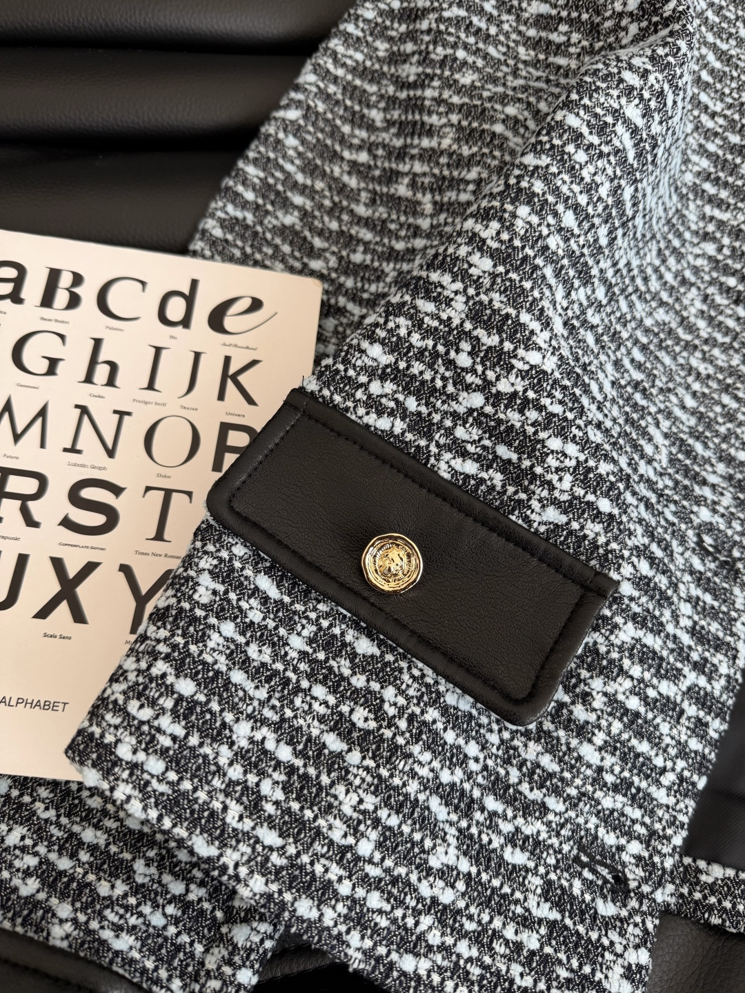 高级感在线 25秋冬 狮子头小金扣装饰牛仔外套 面料是独家定制的牛仔提花面料 看起来有点像粗呢 实际上是