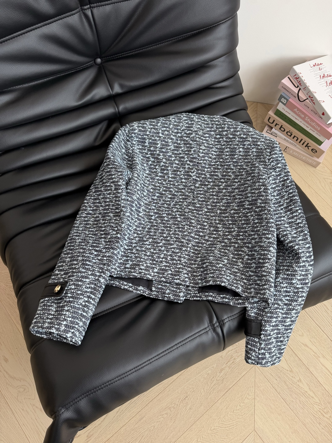 高级感在线 25秋冬 狮子头小金扣装饰牛仔外套 面料是独家定制的牛仔提花面料 看起来有点像粗呢 实际上是