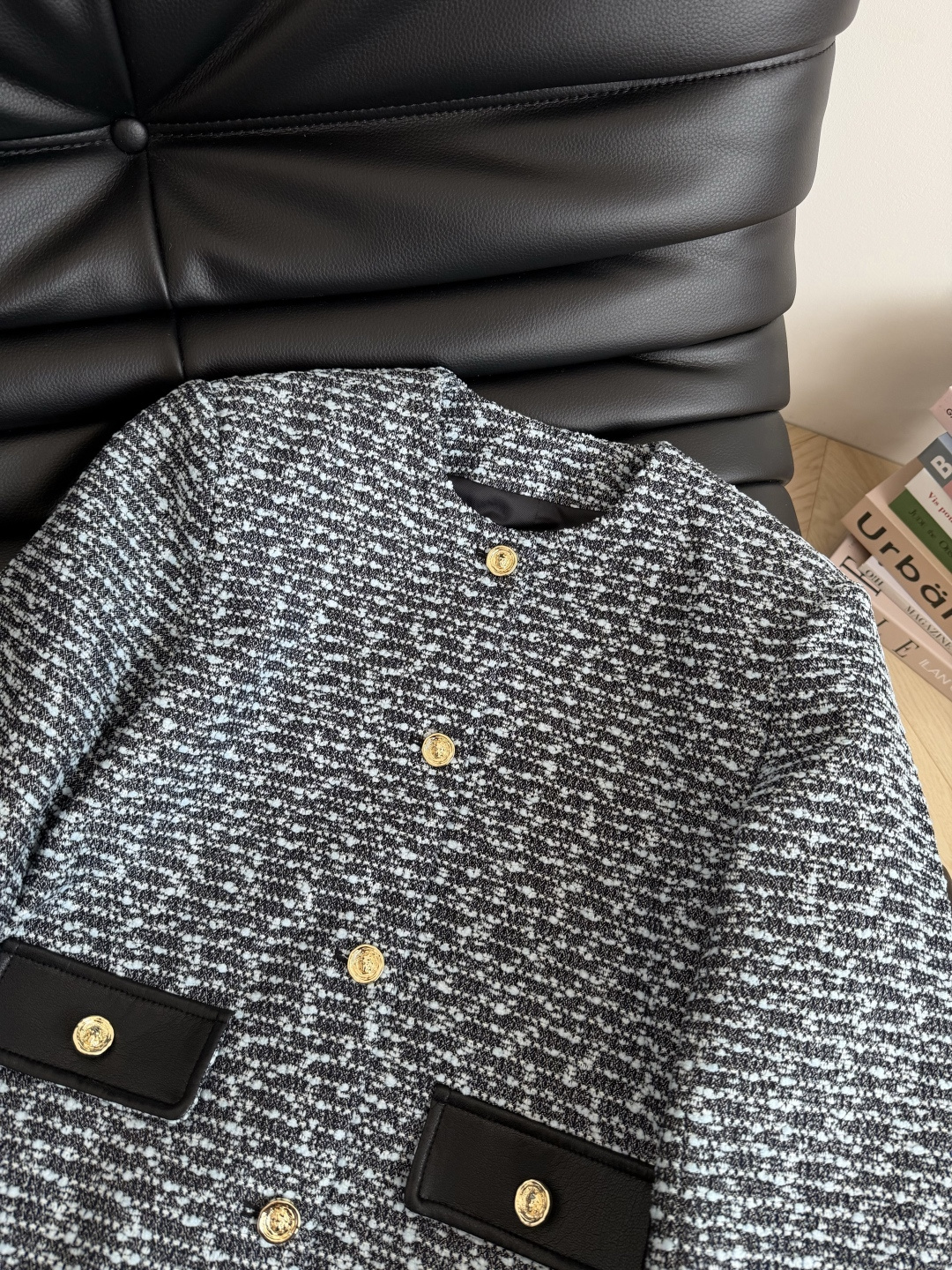 高级感在线 25秋冬 狮子头小金扣装饰牛仔外套 面料是独家定制的牛仔提花面料 看起来有点像粗呢 实际上是