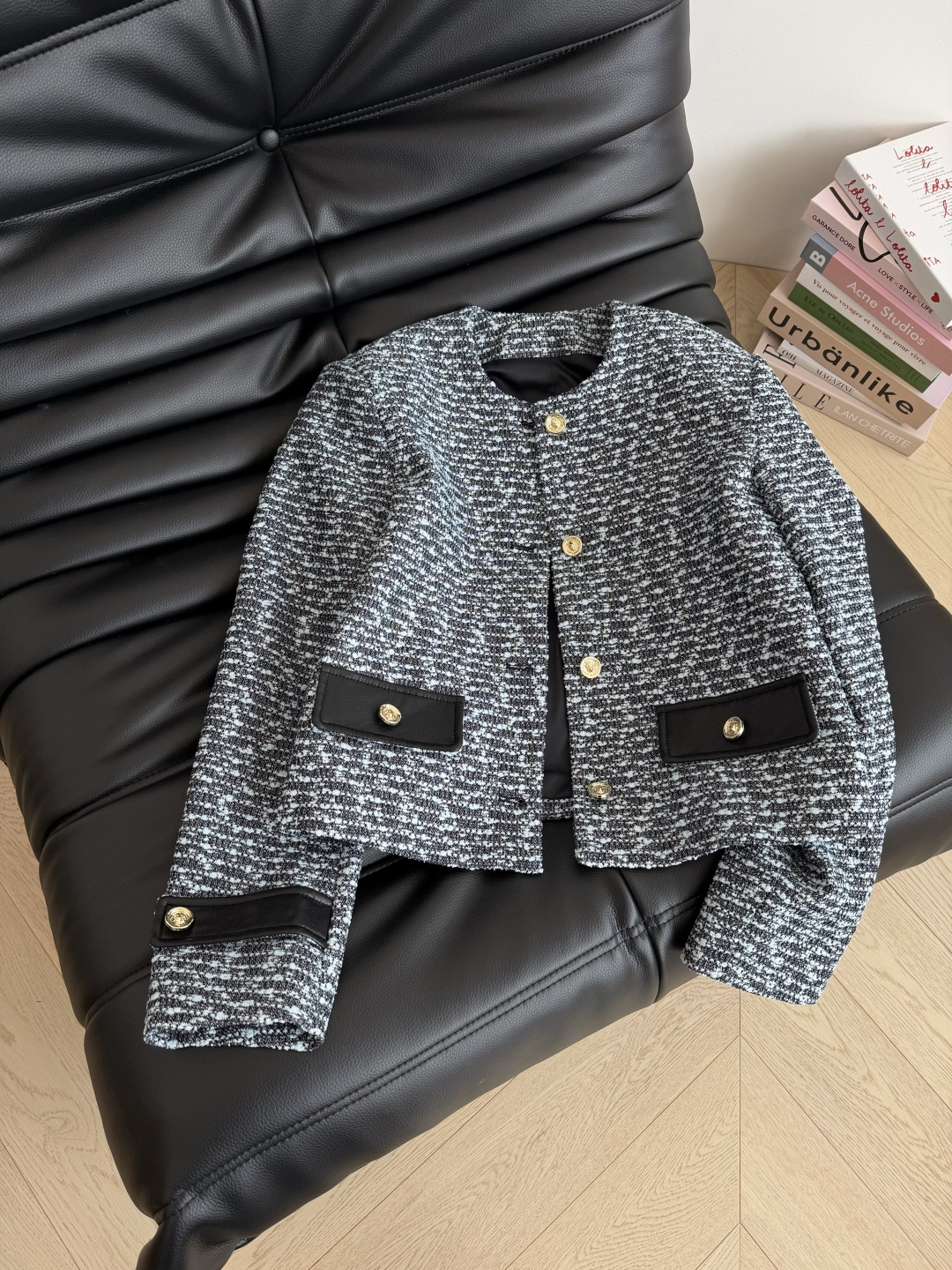 高级感在线 25秋冬 狮子头小金扣装饰牛仔外套 面料是独家定制的牛仔提花面料 看起来有点像粗呢 实际上是