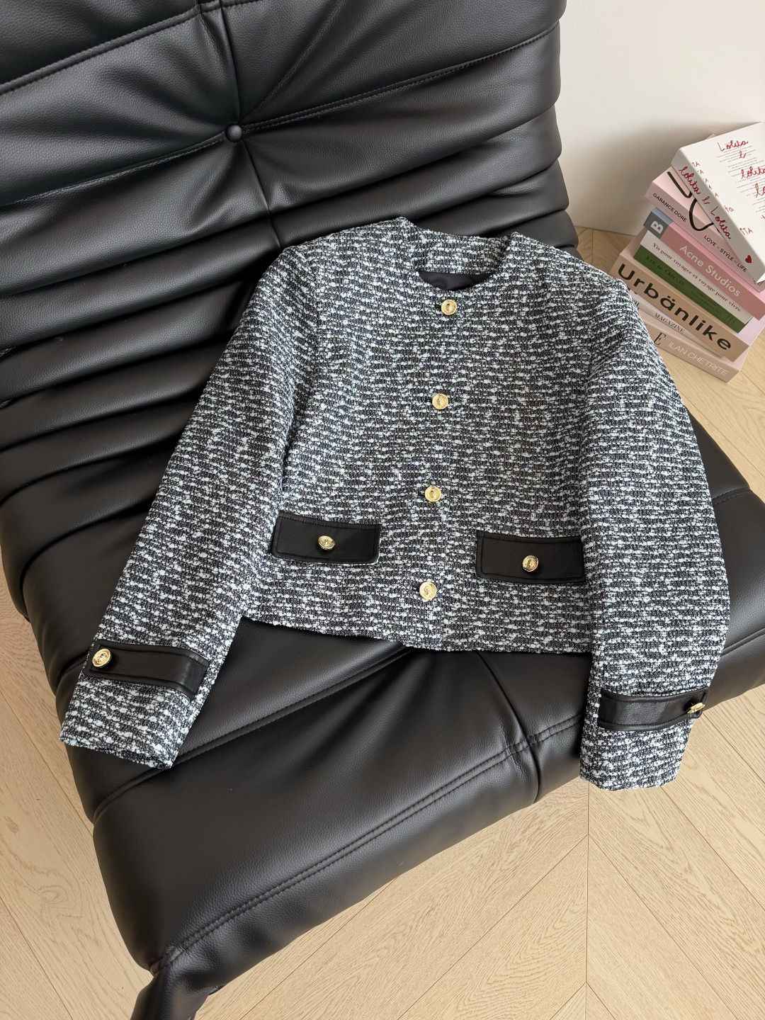 高级感在线 25秋冬 狮子头小金扣装饰牛仔外套 面料是独家定制的牛仔提花面料 看起来有点像粗呢 实际上是