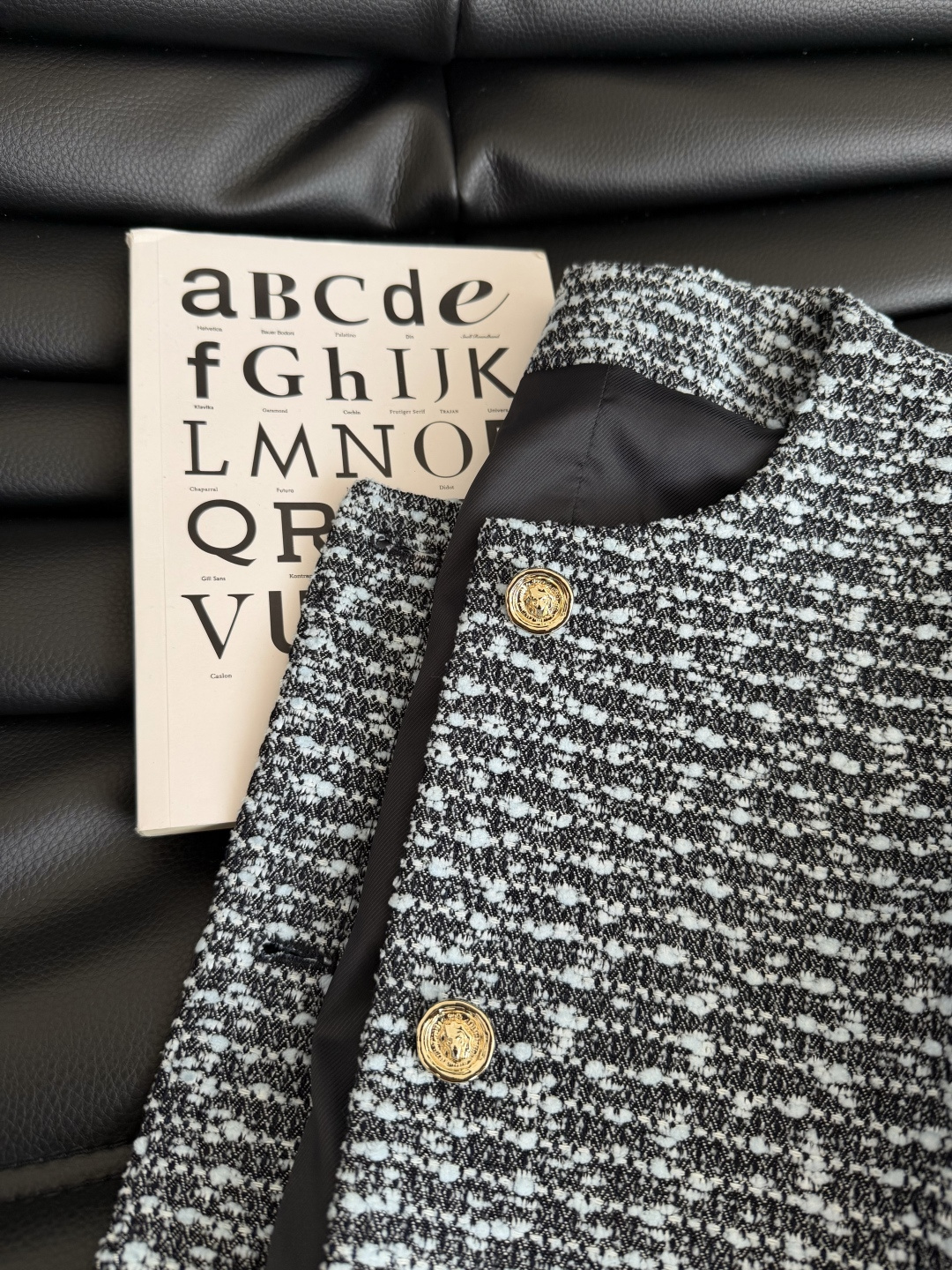 高级感在线 25秋冬 狮子头小金扣装饰牛仔外套 面料是独家定制的牛仔提花面料 看起来有点像粗呢 实际上是