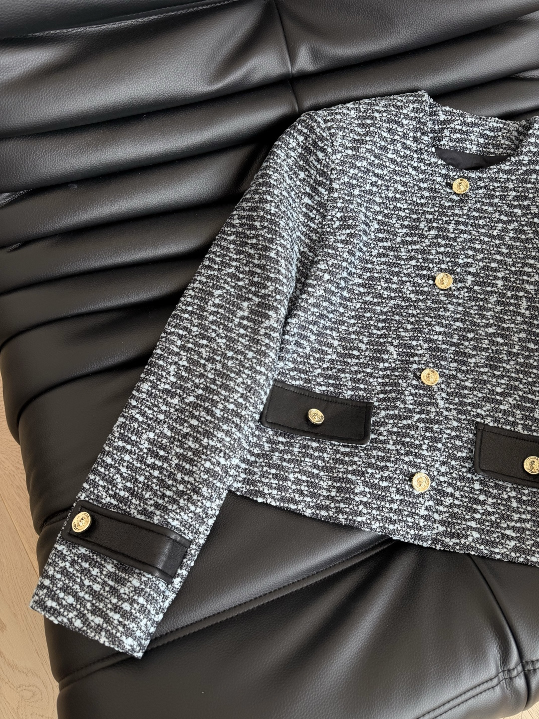 高级感在线 25秋冬 狮子头小金扣装饰牛仔外套 面料是独家定制的牛仔提花面料 看起来有点像粗呢 实际上是