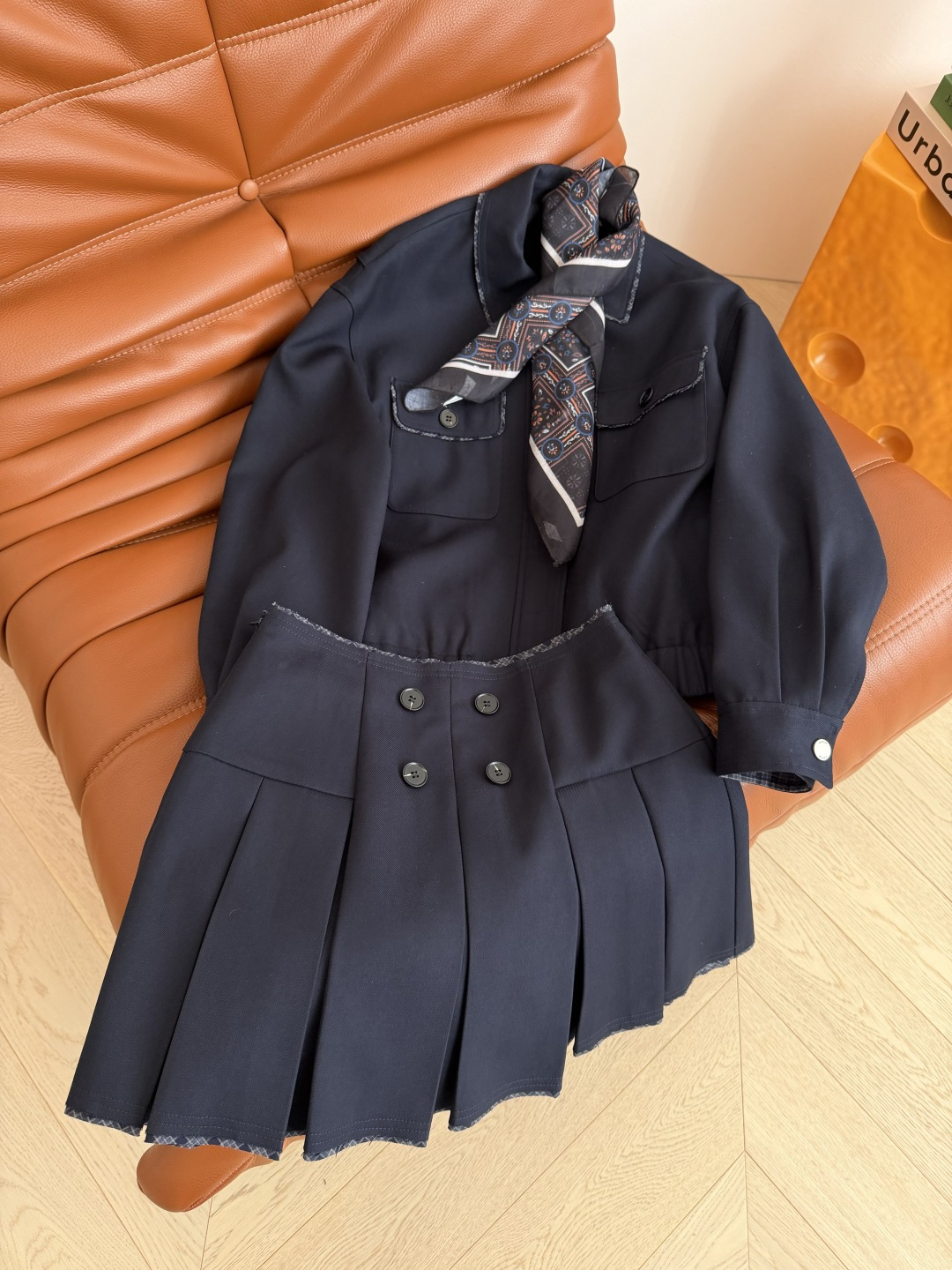 25秋冬 高阶时髦 丝巾搭配装饰藏蓝色套装 不管是通勤或者日常出街都能加分的一套 妥妥的优雅气质和高级感