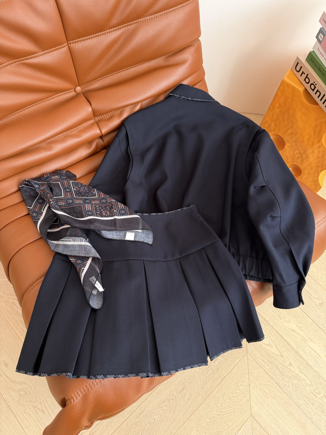 25秋冬 高阶时髦 丝巾搭配装饰藏蓝色套装 不管是通勤或者日常出街都能加分的一套 妥妥的优雅气质和高级感