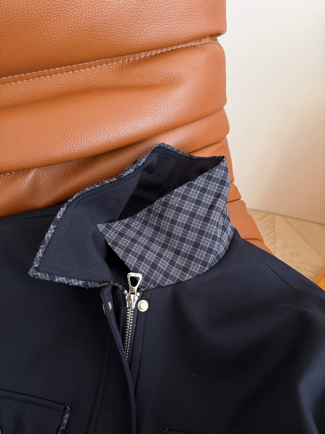 25秋冬 高阶时髦 丝巾搭配装饰藏蓝色套装 不管是通勤或者日常出街都能加分的一套 妥妥的优雅气质和高级感