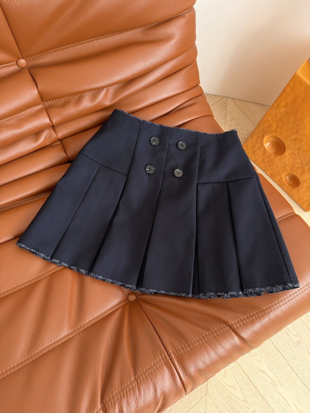 25秋冬 高阶时髦 丝巾搭配装饰藏蓝色套装 不管是通勤或者日常出街都能加分的一套 妥妥的优雅气质和高级感