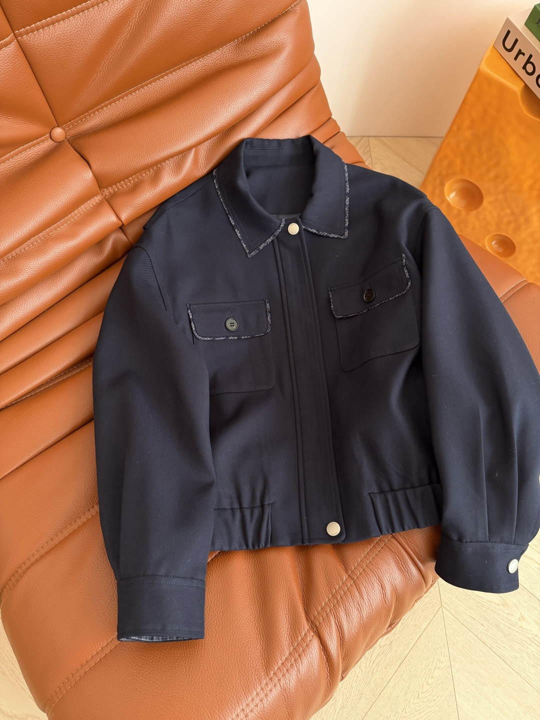 25秋冬 高阶时髦 丝巾搭配装饰藏蓝色套装 不管是通勤或者日常出街都能加分的一套 妥妥的优雅气质和高级感