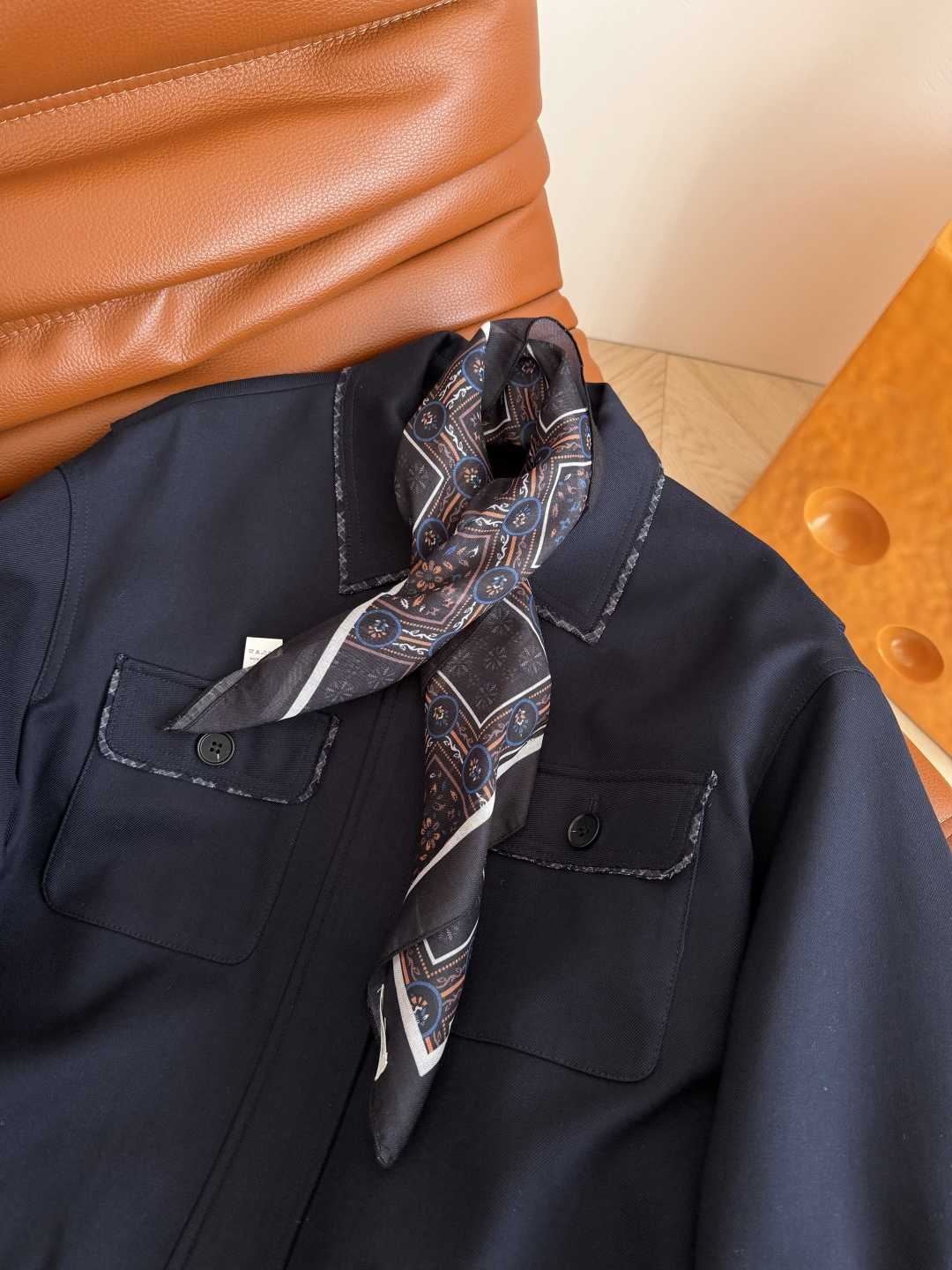 25秋冬 高阶时髦 丝巾搭配装饰藏蓝色套装 不管是通勤或者日常出街都能加分的一套 妥妥的优雅气质和高级感