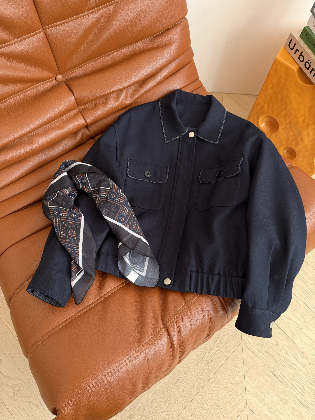 25秋冬 高阶时髦 丝巾搭配装饰藏蓝色套装 不管是通勤或者日常出街都能加分的一套 妥妥的优雅气质和高级感