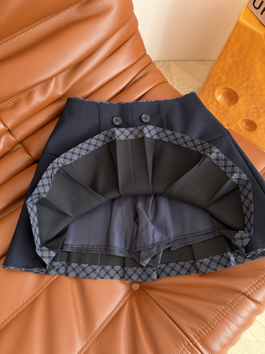 25秋冬 高阶时髦 丝巾搭配装饰藏蓝色套装 不管是通勤或者日常出街都能加分的一套 妥妥的优雅气质和高级感