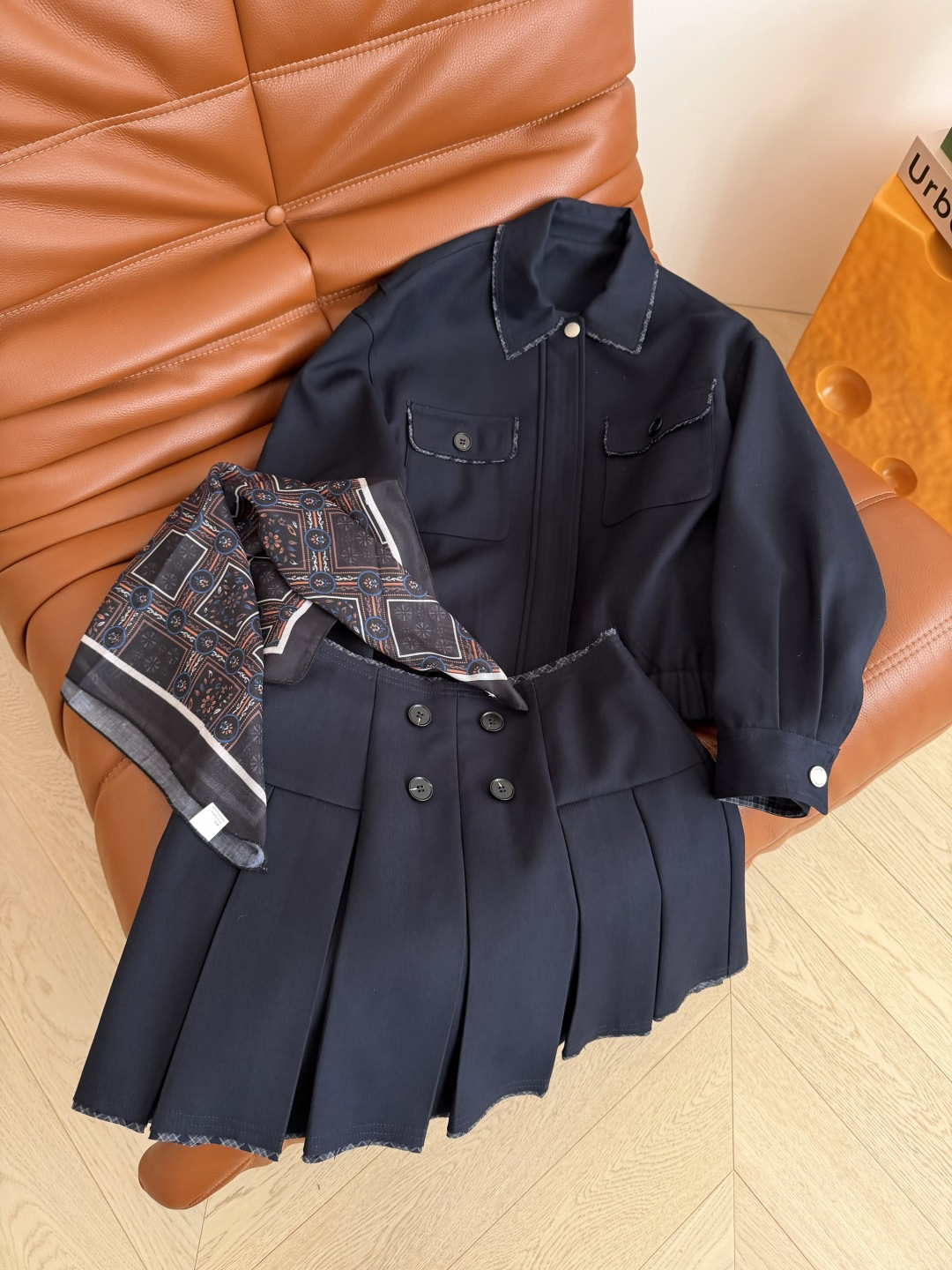 25秋冬 高阶时髦 丝巾搭配装饰藏蓝色套装 不管是通勤或者日常出街都能加分的一套 妥妥的优雅气质和高级感