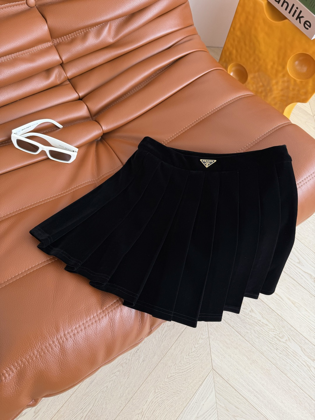 巨百搭 25FW 三角标装饰丝绒压褶半裙 不管是外套大衣毛衣通通搭配起来都好看 妥妥的冬日百搭神器 搭配