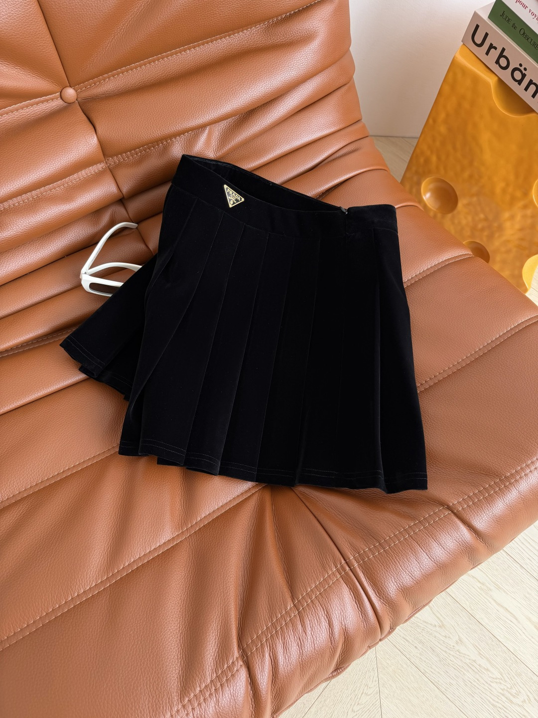 巨百搭 25FW 三角标装饰丝绒压褶半裙 不管是外套大衣毛衣通通搭配起来都好看 妥妥的冬日百搭神器 搭配