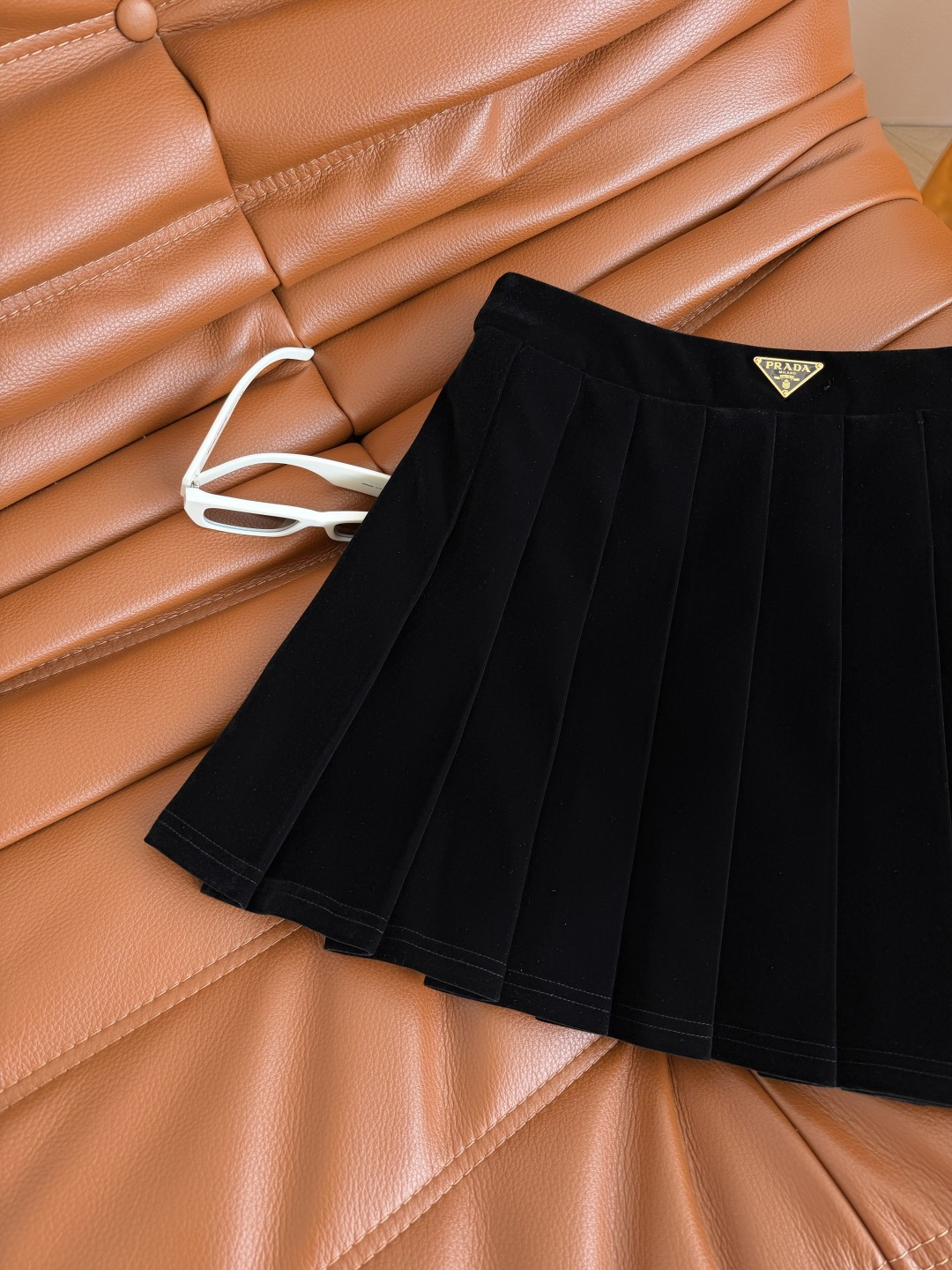 巨百搭 25FW 三角标装饰丝绒压褶半裙 不管是外套大衣毛衣通通搭配起来都好看 妥妥的冬日百搭神器 搭配