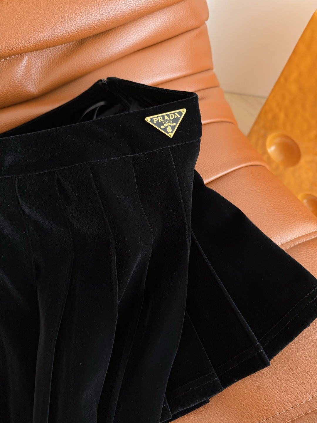 巨百搭 25FW 三角标装饰丝绒压褶半裙 不管是外套大衣毛衣通通搭配起来都好看 妥妥的冬日百搭神器 搭配