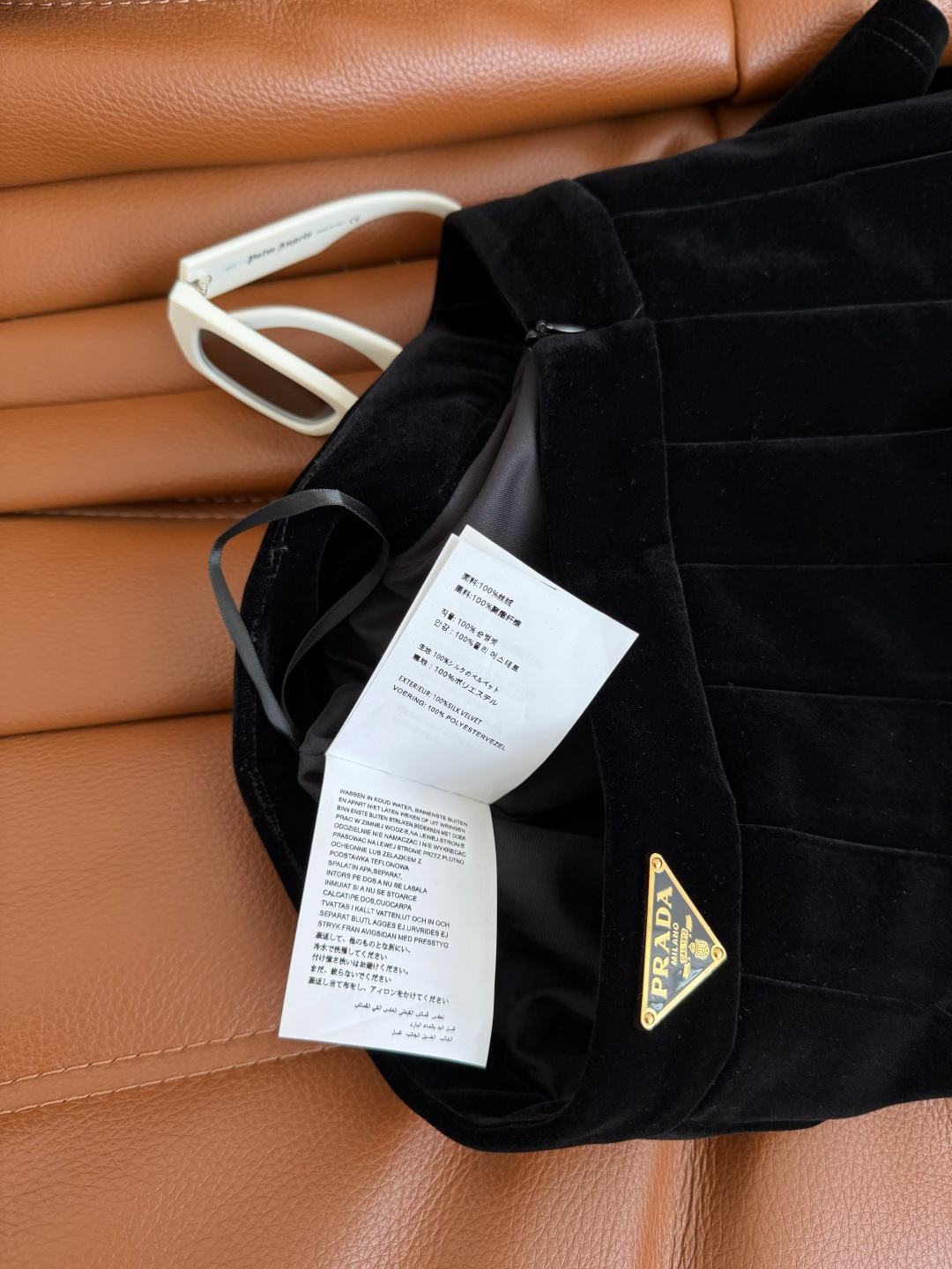 巨百搭 25FW 三角标装饰丝绒压褶半裙 不管是外套大衣毛衣通通搭配起来都好看 妥妥的冬日百搭神器 搭配