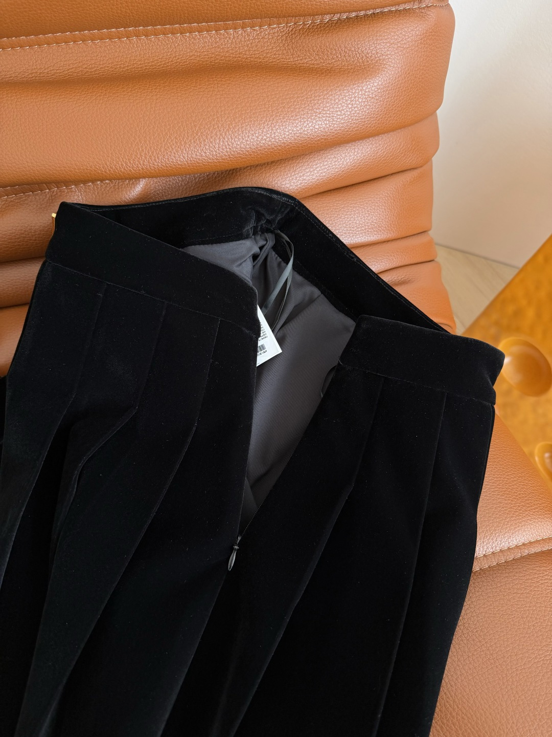 巨百搭 25FW 三角标装饰丝绒压褶半裙 不管是外套大衣毛衣通通搭配起来都好看 妥妥的冬日百搭神器 搭配