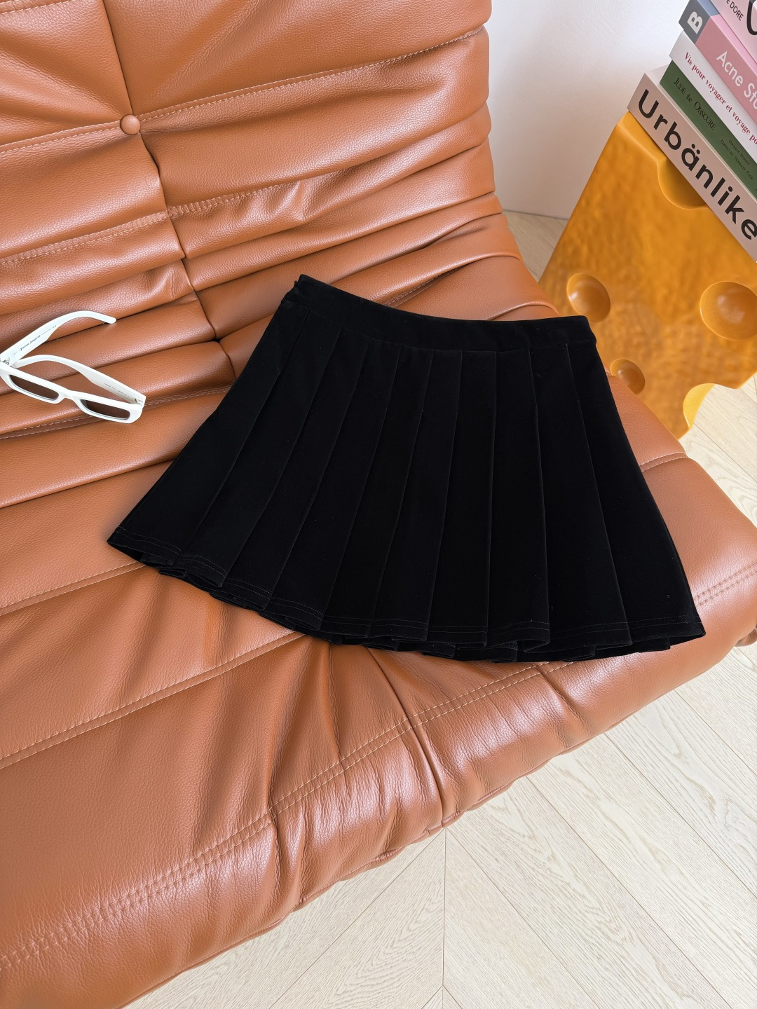 巨百搭 25FW 三角标装饰丝绒压褶半裙 不管是外套大衣毛衣通通搭配起来都好看 妥妥的冬日百搭神器 搭配