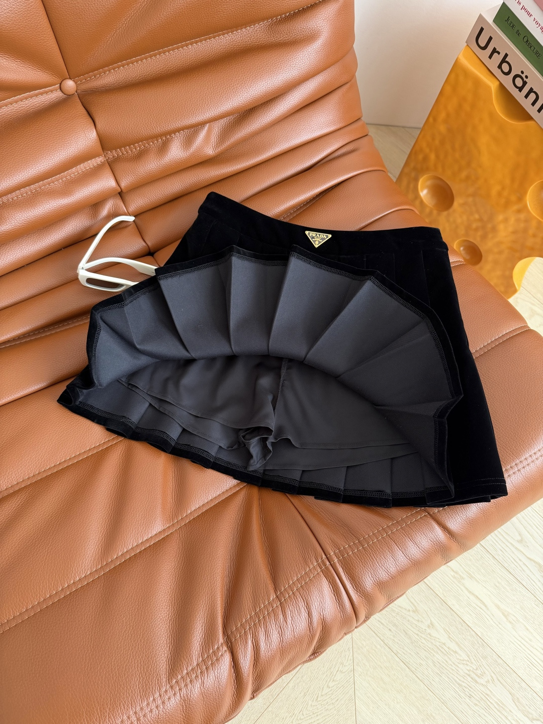 巨百搭 25FW 三角标装饰丝绒压褶半裙 不管是外套大衣毛衣通通搭配起来都好看 妥妥的冬日百搭神器 搭配