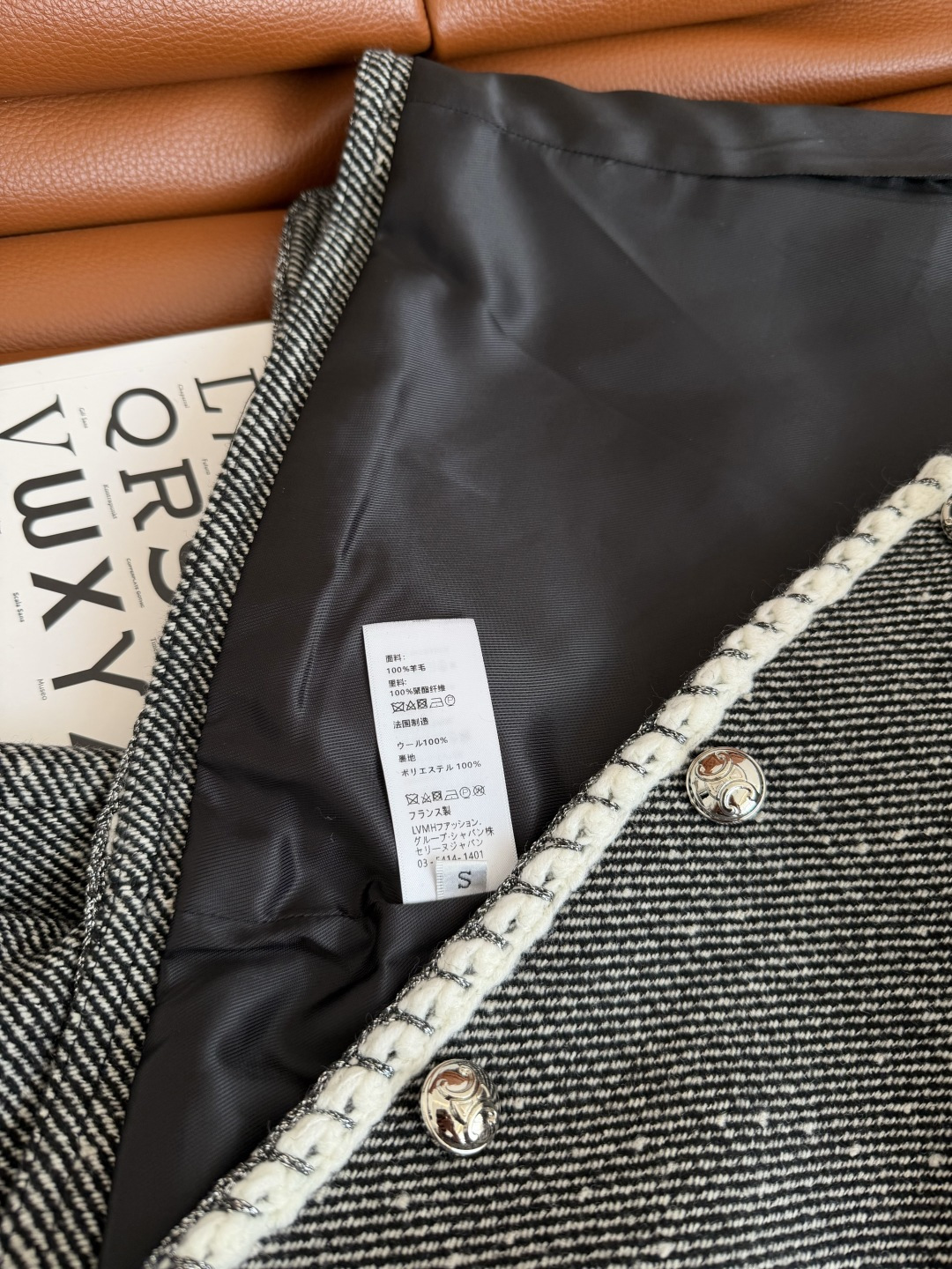 冬季气质套装 织带镶边设计 凯旋门银色扣子装饰羊毛套装 一整个大气和精致感的Look 通勤与日常两不误 