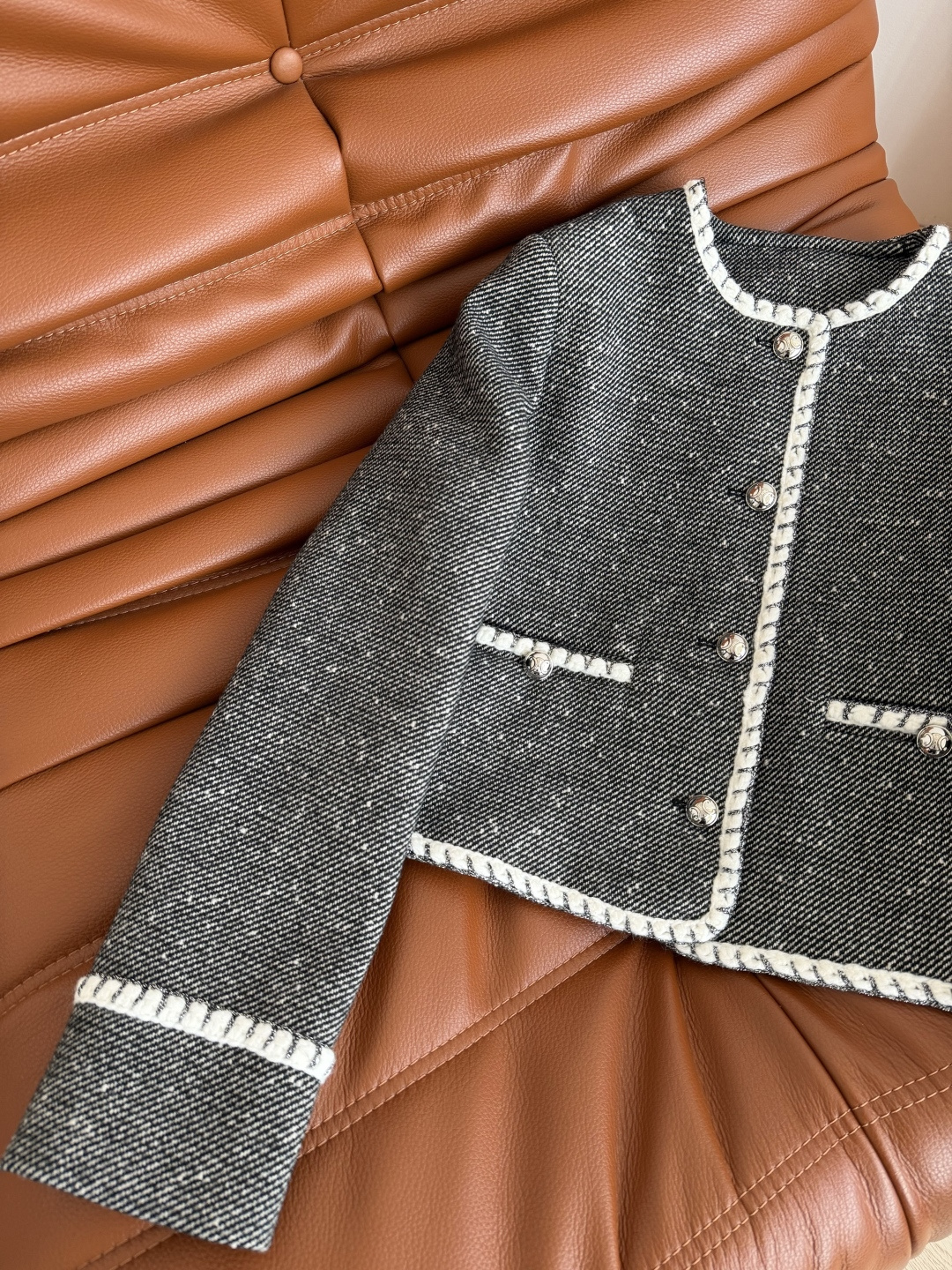 冬季气质套装 织带镶边设计 凯旋门银色扣子装饰羊毛套装 一整个大气和精致感的Look 通勤与日常两不误 