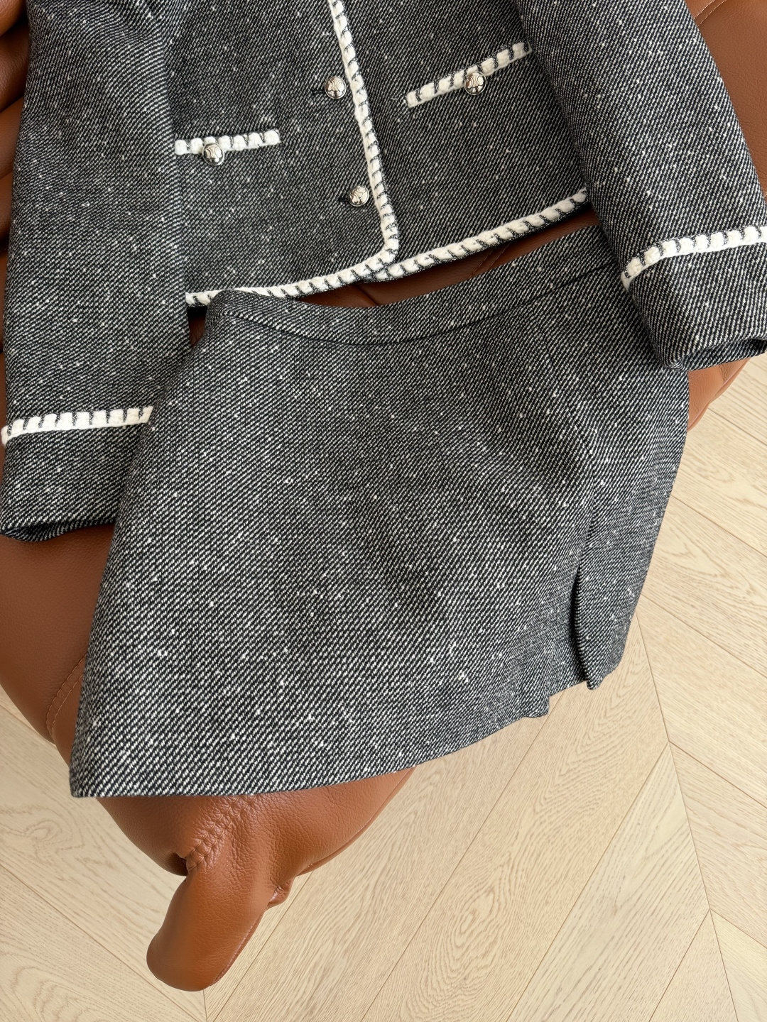 冬季气质套装 织带镶边设计 凯旋门银色扣子装饰羊毛套装 一整个大气和精致感的Look 通勤与日常两不误 