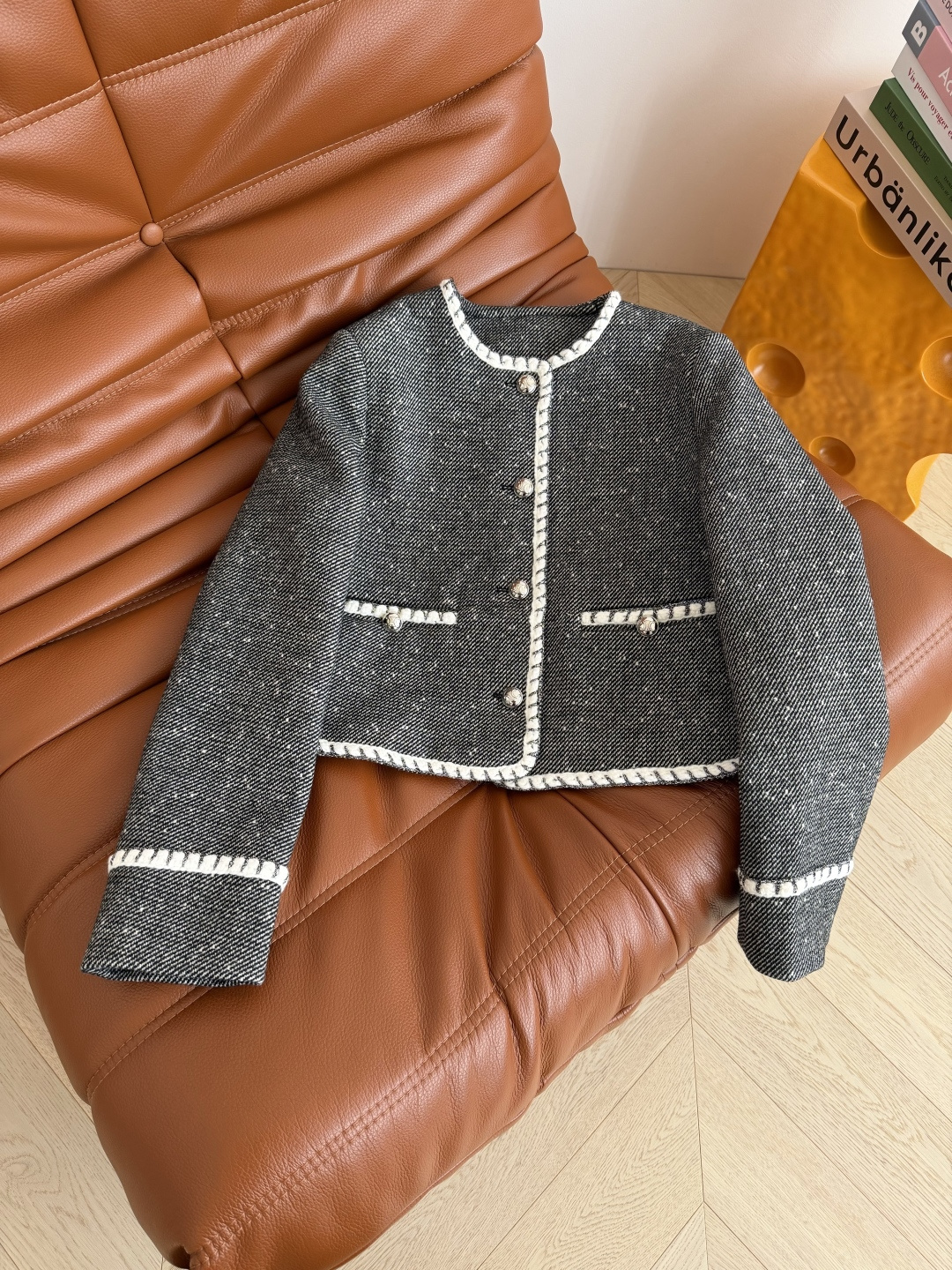 冬季气质套装 织带镶边设计 凯旋门银色扣子装饰羊毛套装 一整个大气和精致感的Look 通勤与日常两不误 