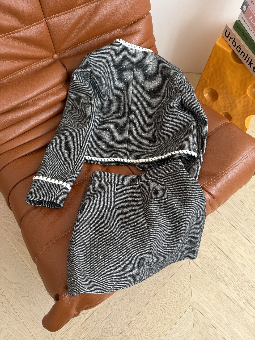 冬季气质套装 织带镶边设计 凯旋门银色扣子装饰羊毛套装 一整个大气和精致感的Look 通勤与日常两不误 