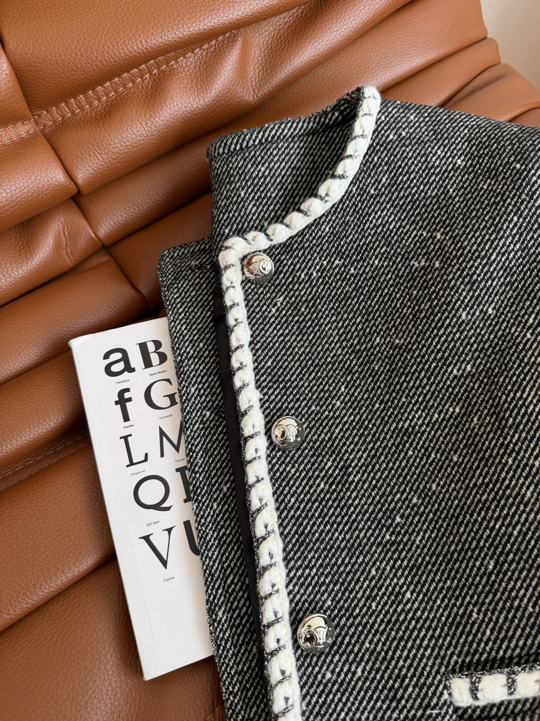 冬季气质套装 织带镶边设计 凯旋门银色扣子装饰羊毛套装 一整个大气和精致感的Look 通勤与日常两不误 