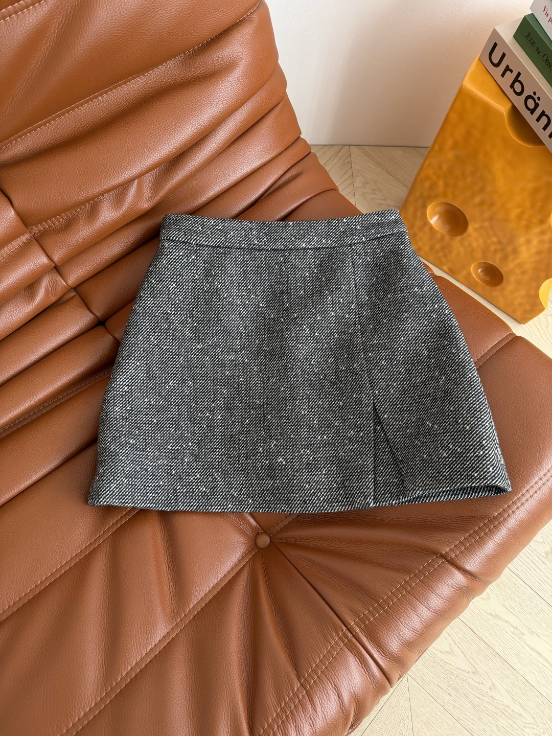 冬季气质套装 织带镶边设计 凯旋门银色扣子装饰羊毛套装 一整个大气和精致感的Look 通勤与日常两不误 