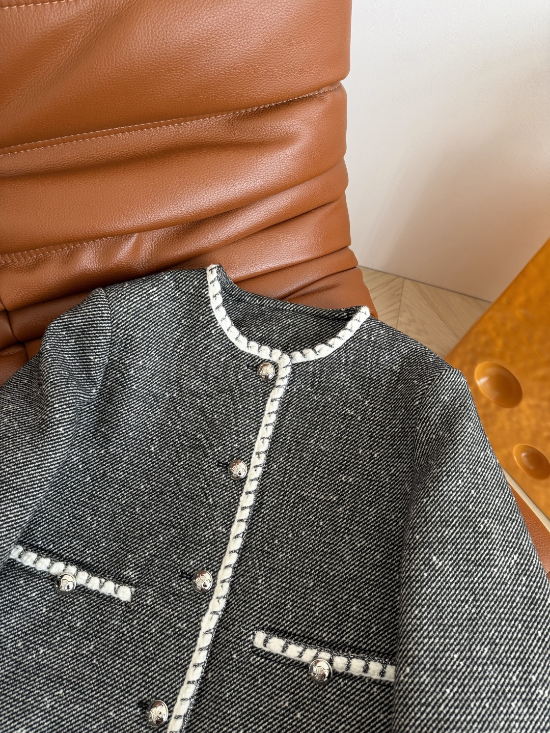 冬季气质套装 织带镶边设计 凯旋门银色扣子装饰羊毛套装 一整个大气和精致感的Look 通勤与日常两不误 