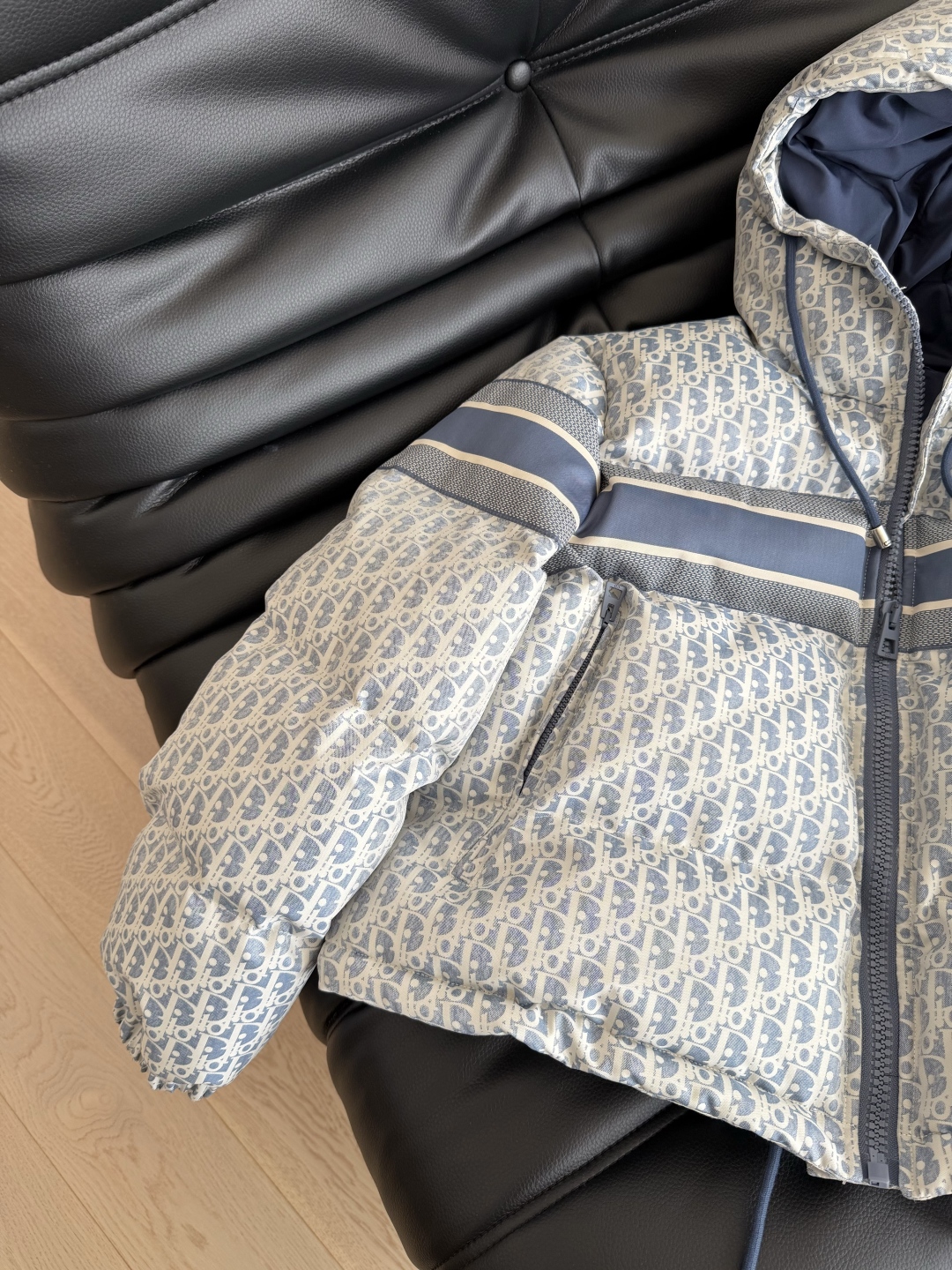 25秋冬 Ski系列 经典老花图案连帽棉服外套 内里填充20 羽绒和80棉 很饱满 保暖程度巨好 温暖的