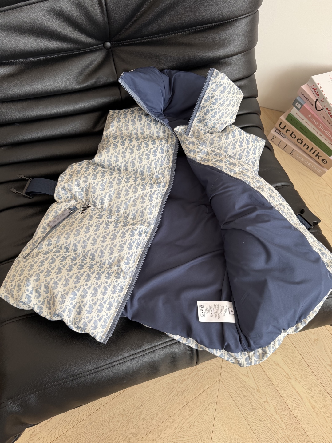 25秋冬 Ski系列 经典老花图案棉服马甲 小蜜蜂刺绣点缀 腰部加入了腰带收腰显瘦 内里填充20 羽绒和