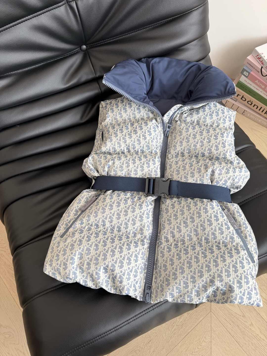 25秋冬 Ski系列 经典老花图案棉服马甲 小蜜蜂刺绣点缀 腰部加入了腰带收腰显瘦 内里填充20 羽绒和