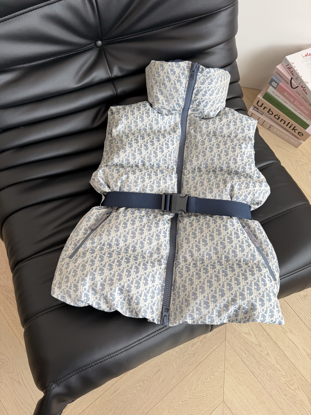 25秋冬 Ski系列 经典老花图案棉服马甲 小蜜蜂刺绣点缀 腰部加入了腰带收腰显瘦 内里填充20 羽绒和