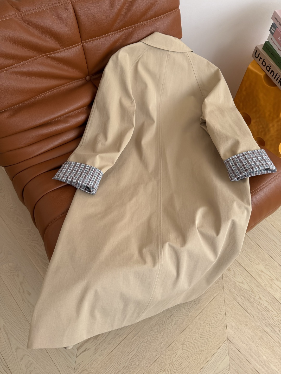 拉风气质感 25秋冬 缪系穿搭长款风衣 内里拼接缪系格纹 袖口可以卷边穿 随随便便就能穿出时髦率性感 且