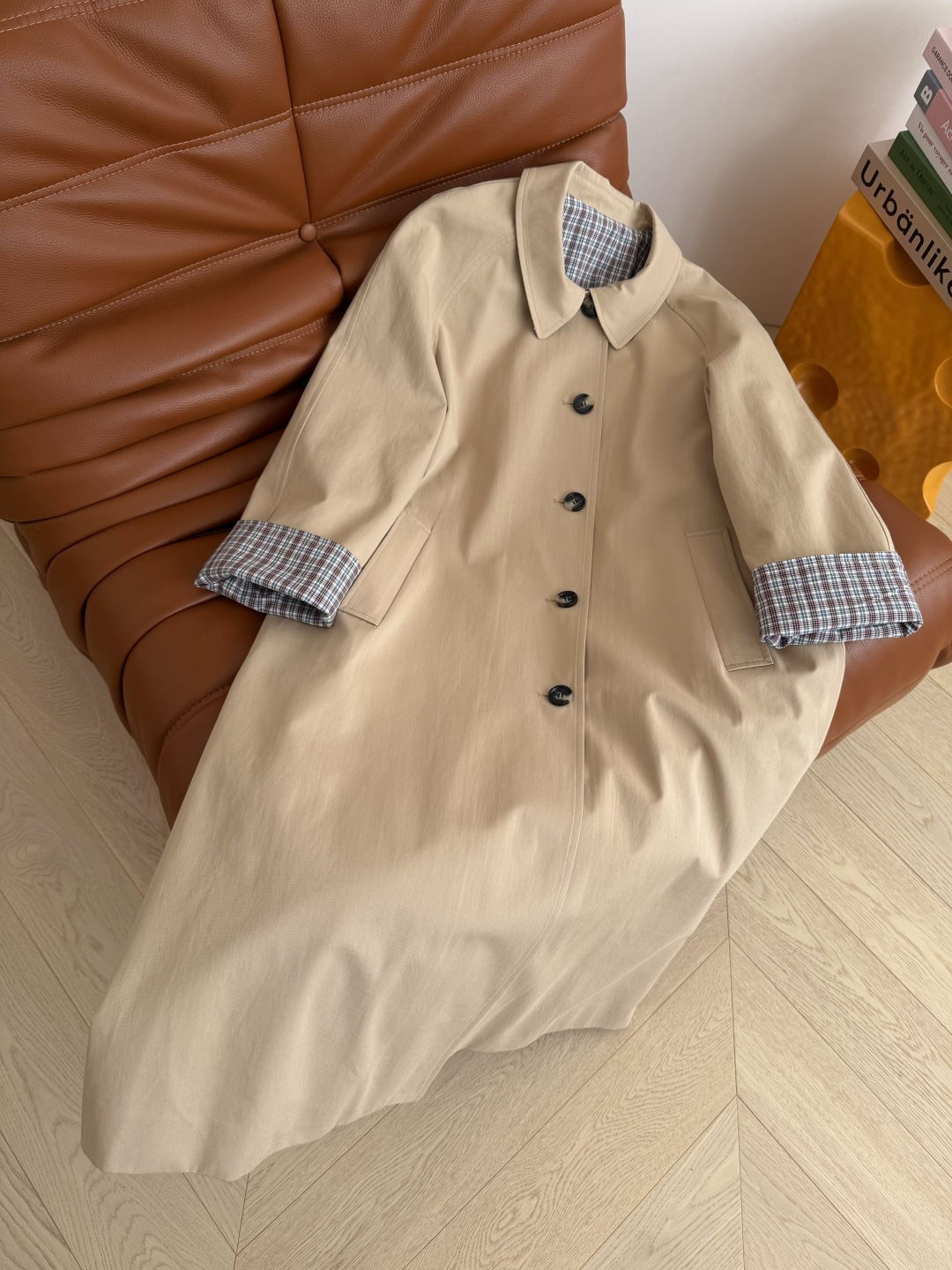 拉风气质感 25秋冬 缪系穿搭长款风衣 内里拼接缪系格纹 袖口可以卷边穿 随随便便就能穿出时髦率性感 且