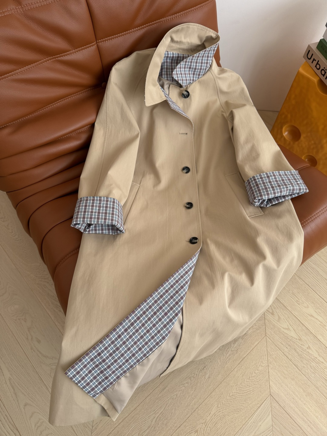 拉风气质感 25秋冬 缪系穿搭长款风衣 内里拼接缪系格纹 袖口可以卷边穿 随随便便就能穿出时髦率性感 且