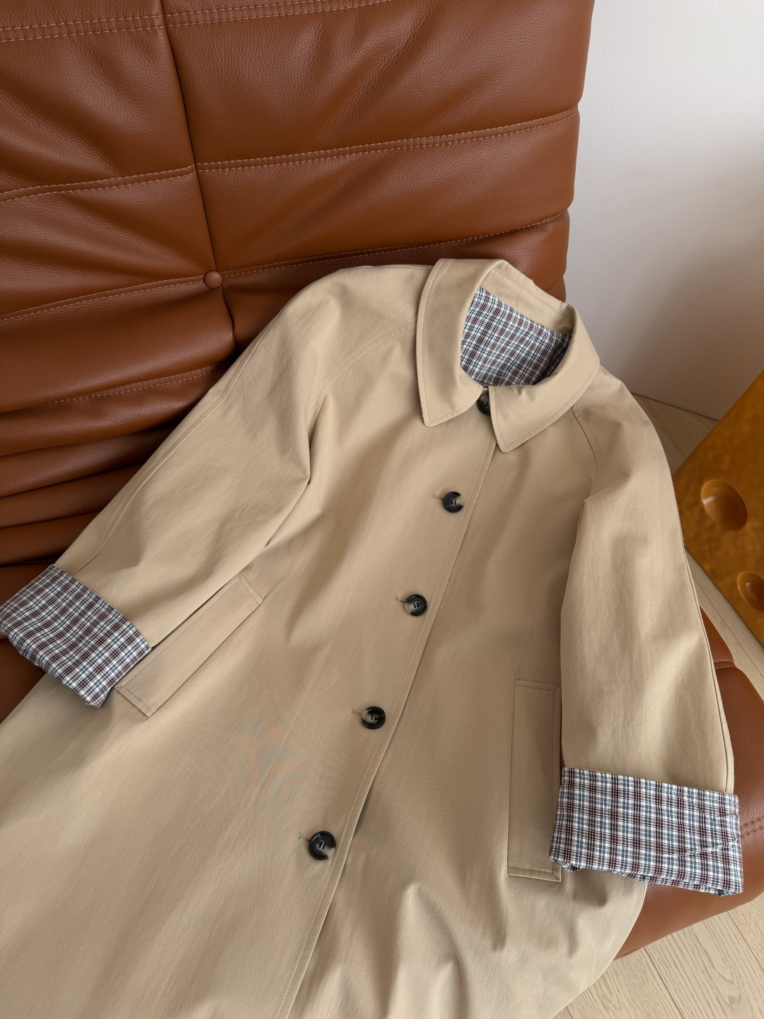 拉风气质感 25秋冬 缪系穿搭长款风衣 内里拼接缪系格纹 袖口可以卷边穿 随随便便就能穿出时髦率性感 且