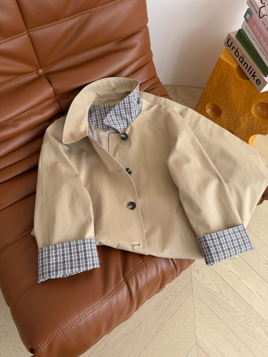 拉风气质感 25秋冬 缪系穿搭长款风衣 内里拼接缪系格纹 袖口可以卷边穿 随随便便就能穿出时髦率性感 且