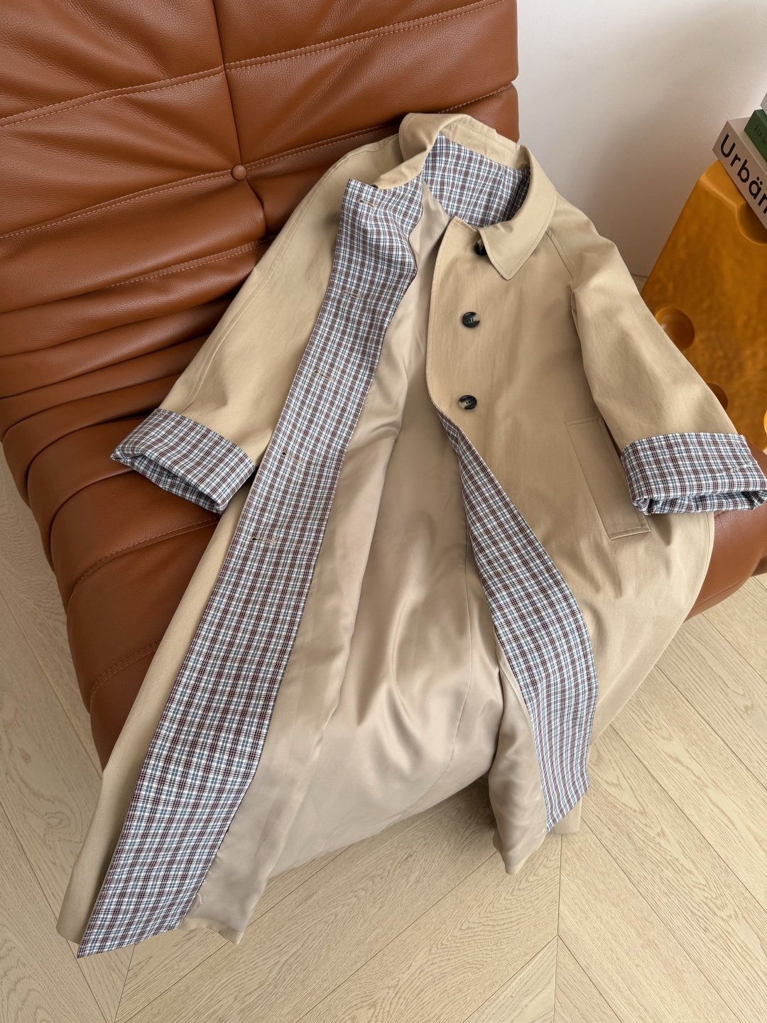 拉风气质感 25秋冬 缪系穿搭长款风衣 内里拼接缪系格纹 袖口可以卷边穿 随随便便就能穿出时髦率性感 且