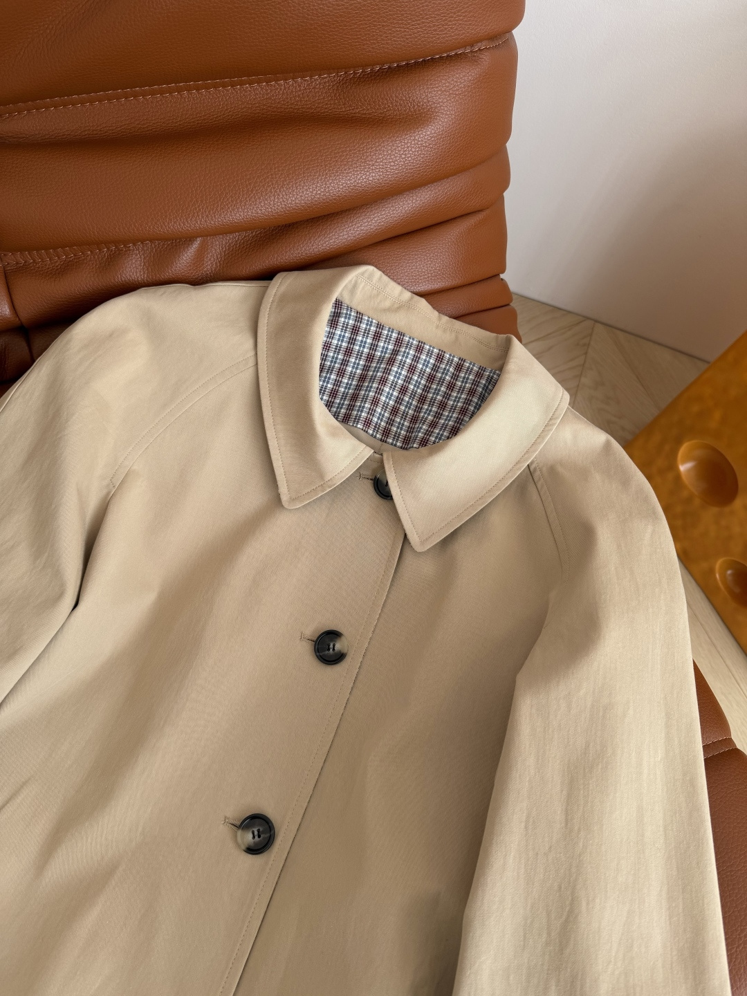 拉风气质感 25秋冬 缪系穿搭长款风衣 内里拼接缪系格纹 袖口可以卷边穿 随随便便就能穿出时髦率性感 且